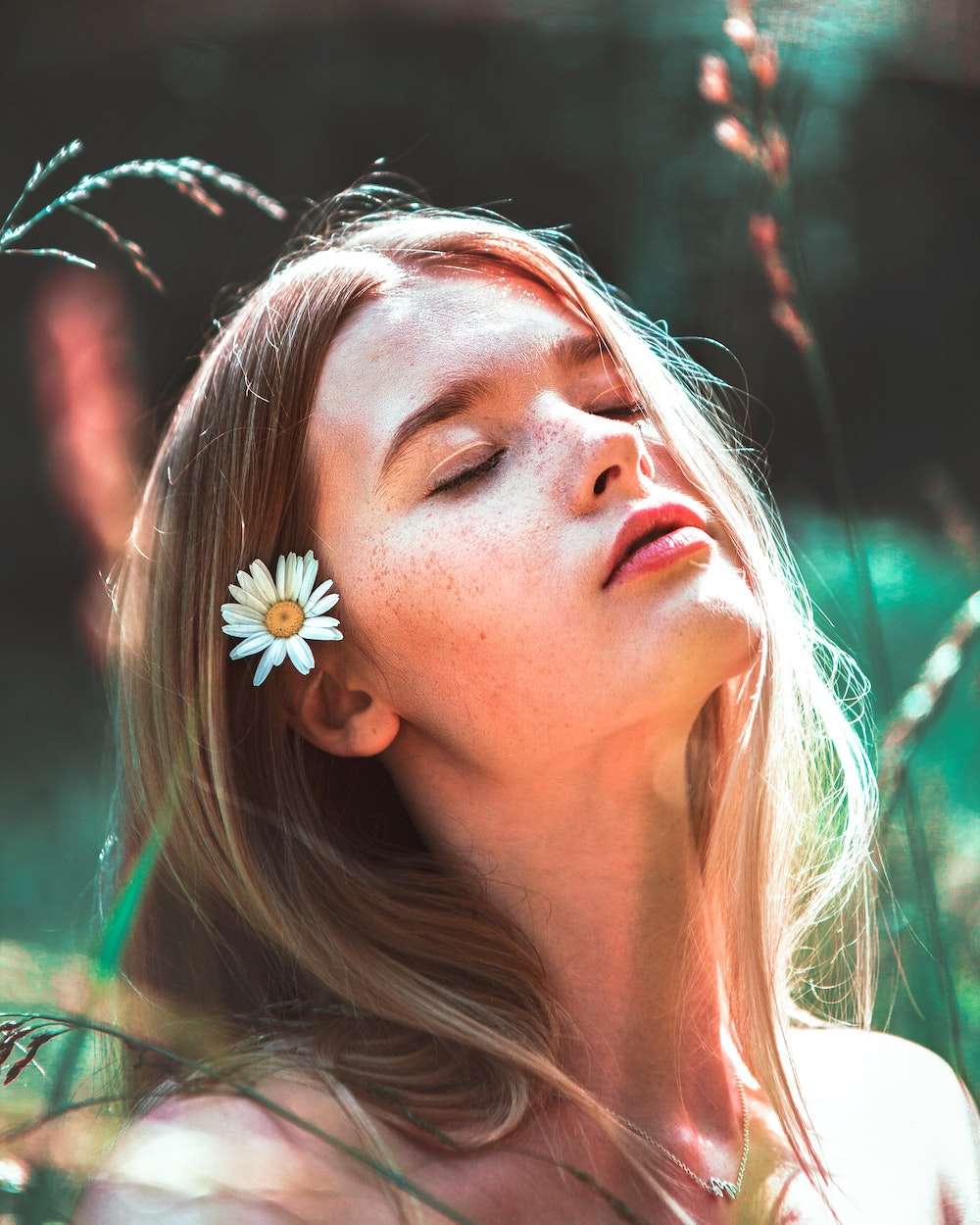 girl-with-flowers gorl with flower in her hair